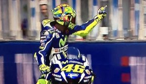 Espargaro Dapatkan Acungan Jari Tengah Dari Valentino Rossi 